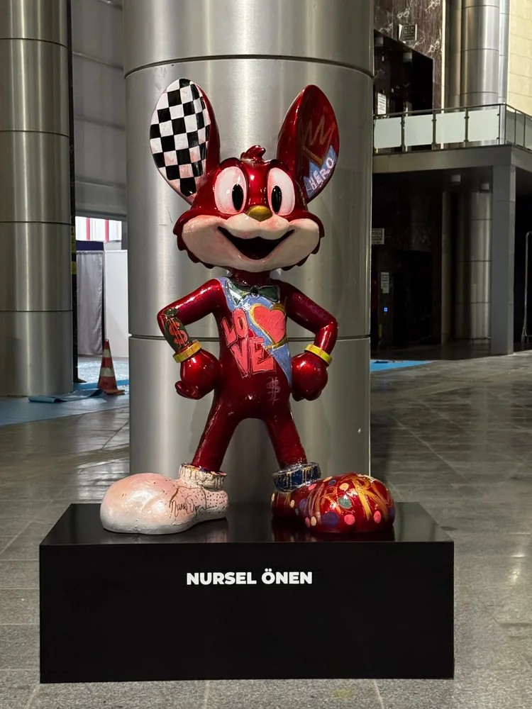 Mr. Roo pop-art sculpture by Nursel Önen